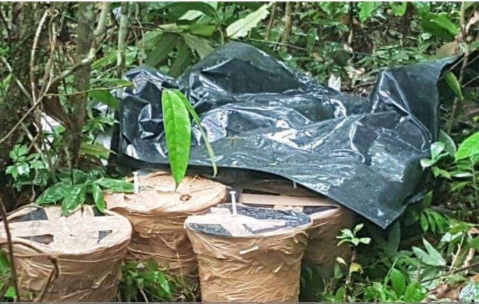 El ejército  ecuatoriano encontró un cargamento de explosivos escondidos en una carretera empedrada que conduce a pasos ilegales de la frontera con Colombia